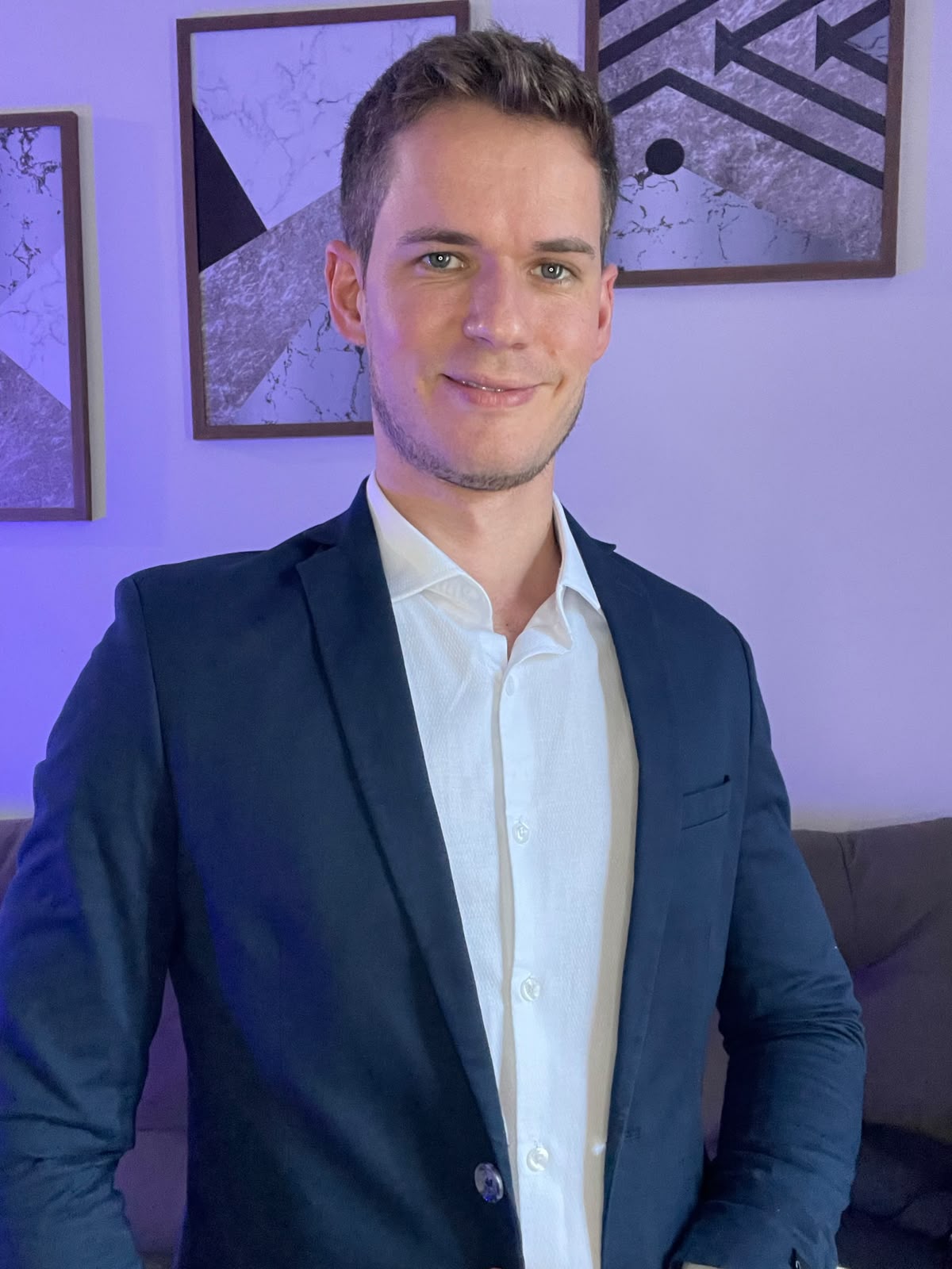 Retrato de Murilo Battisti com blazer azul e camisa branca